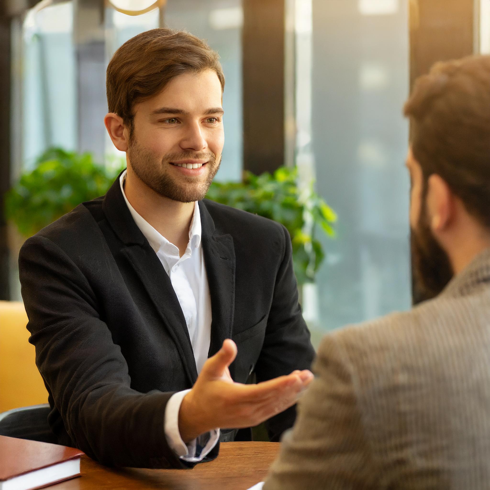 Beratungsgespräch zwischen Steuerberater und Klient